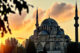 Eine Moschee im Hintergrund
