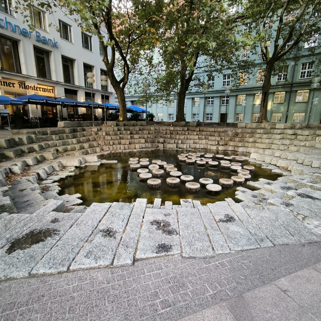 Brunnen vor der Frauenkirche
