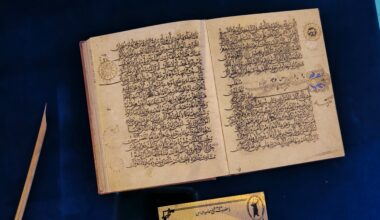 Eine Kopie aus der Ali Bin Hilal Übertragung vom Koran (Ibn Bevvab). Foto ist 2024 in Amasya entstanden. Das Original-Objekt befindet sich im Besitz der Chester Beatty Bibliothek in Dublin (Irland).