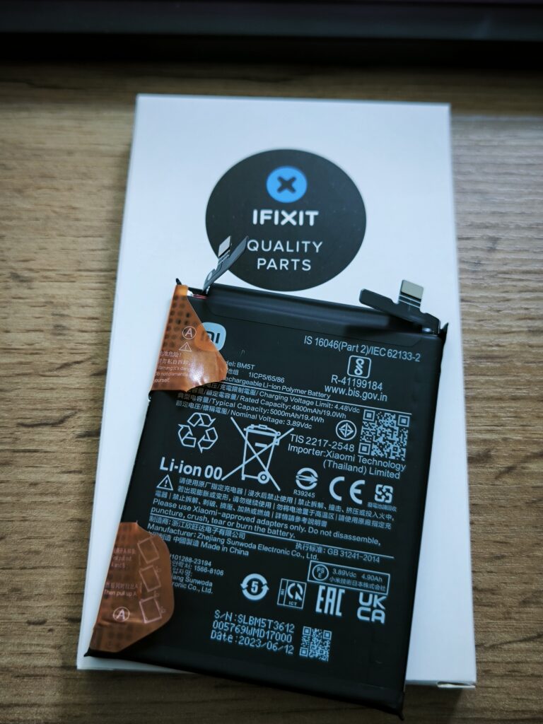Smartphone-Akku vom Xiaomi 13 T deinstalliert und mit iFixit-Ersatzakku getauscht.