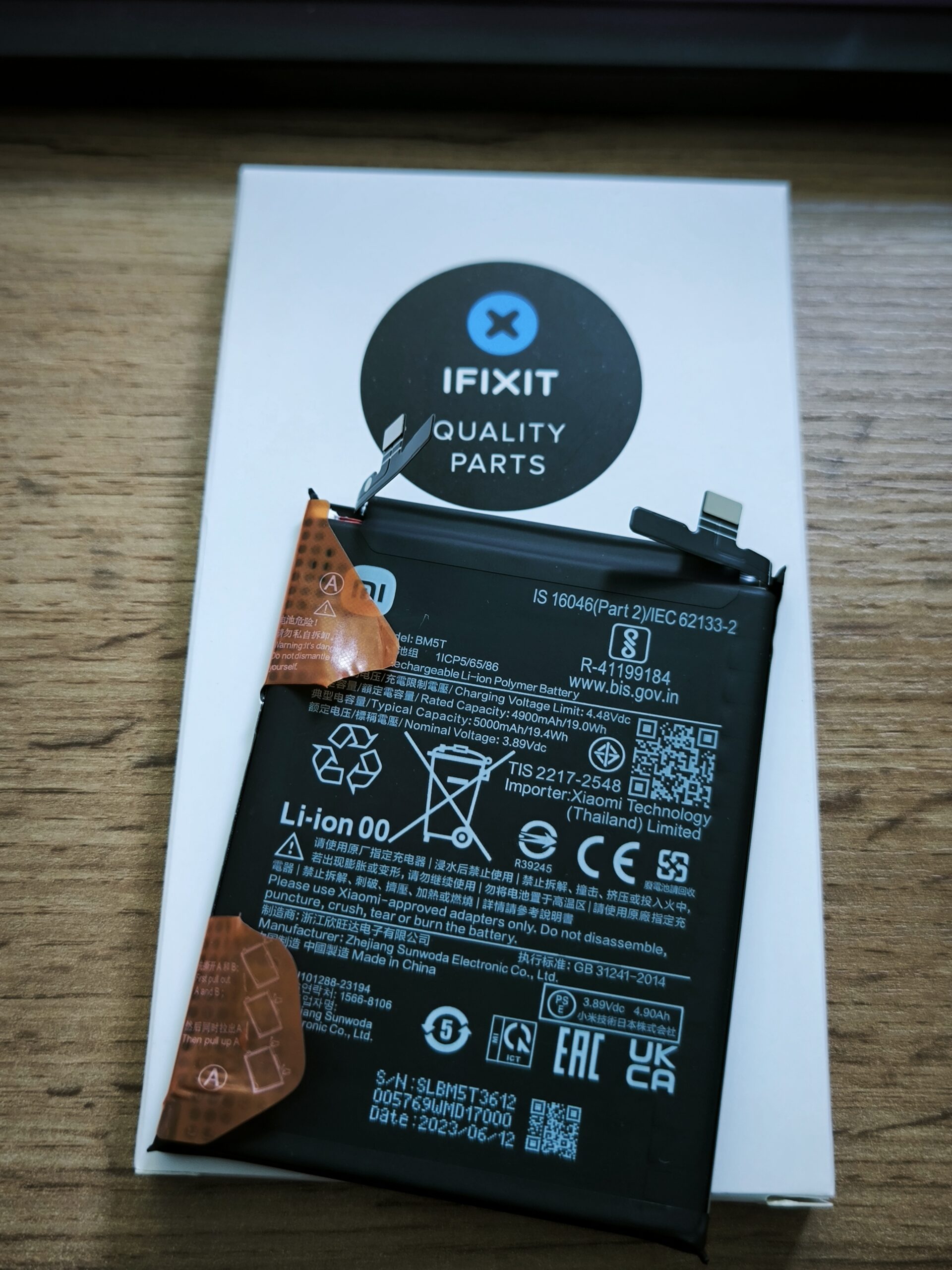 Smartphone-Akku vom Xiaomi 13 T deinstalliert und mit iFixit-Ersatzakku getauscht.