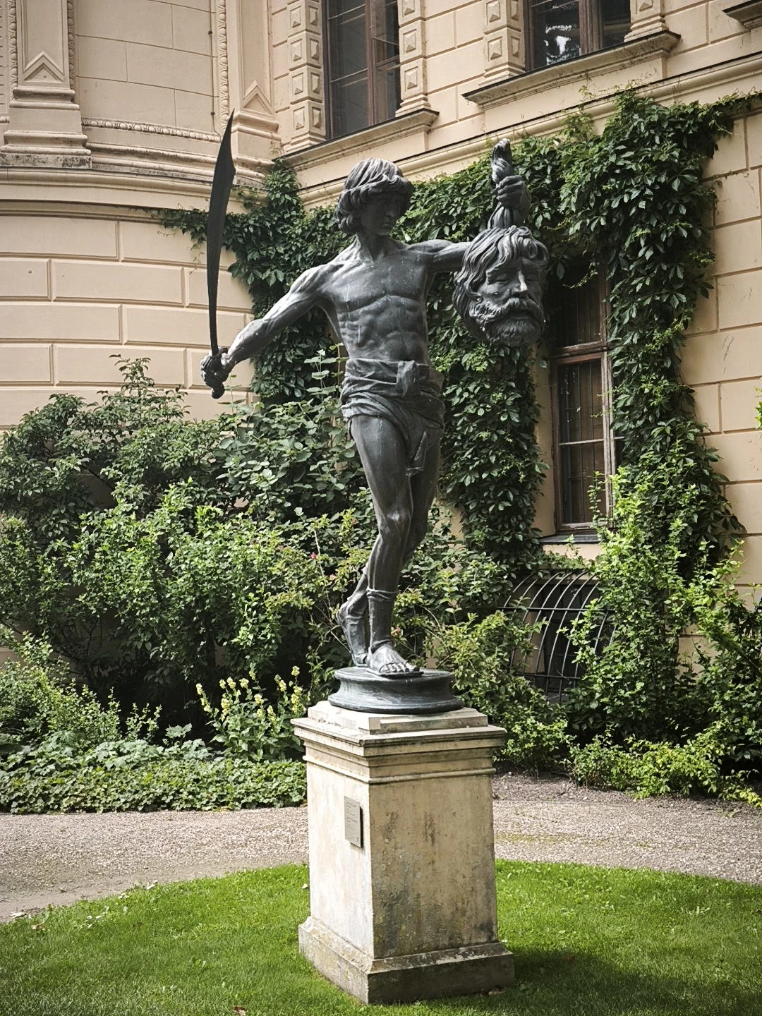 David mit dem Haupte Goliaths